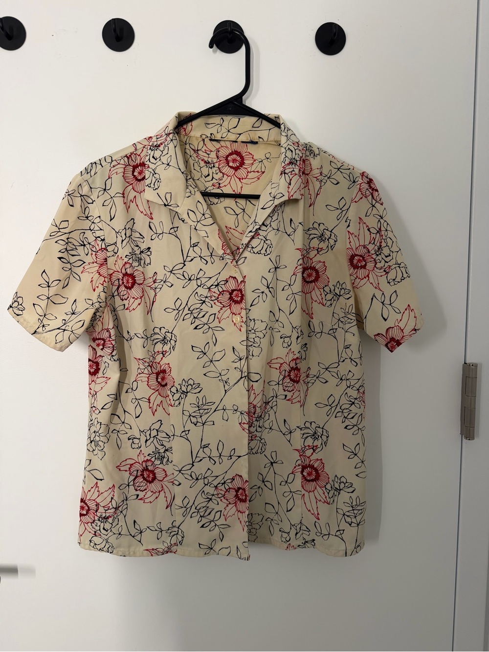 Vintage Beige Floral Short-Sleeve Shirt - Red & Black Print